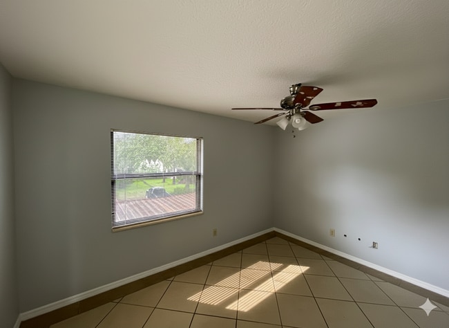 Building Photo - Spacious & Bright Lakeside with Private Ba...