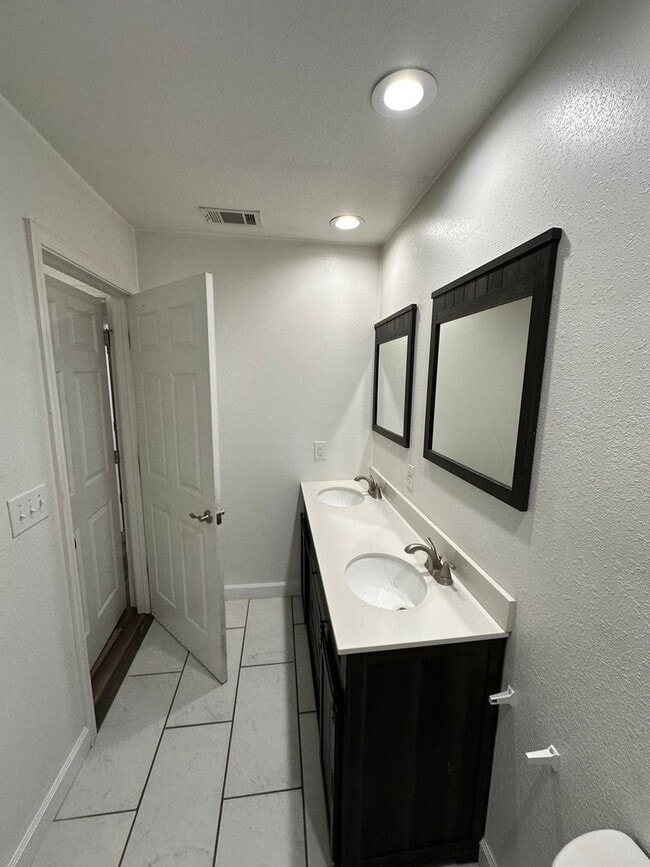 Building Photo - 3 Bed 3 Bath Townhouse