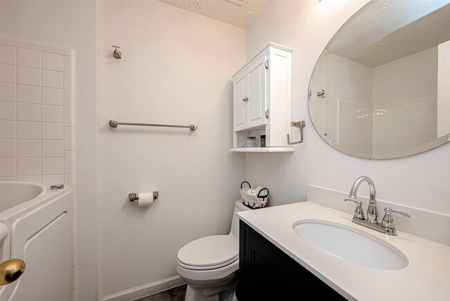 Building Photo - 8051 Bay Branch Dr