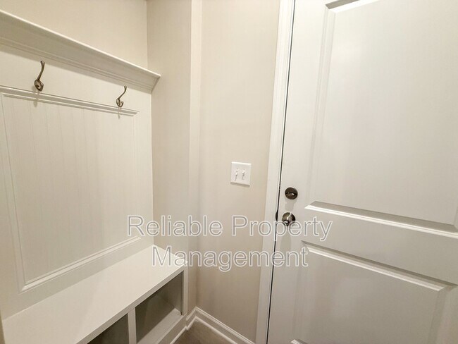Building Photo - 124 Kobus Ct