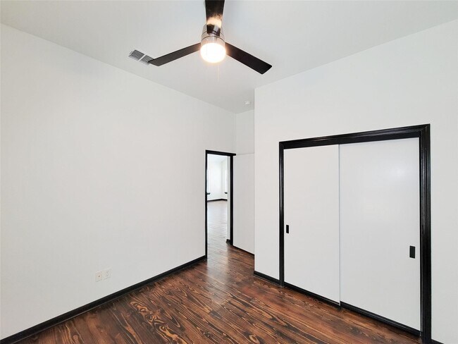 Building Photo - 1904 Davis St