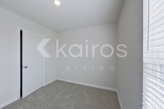 Building Photo - 2461 Banyan Cir