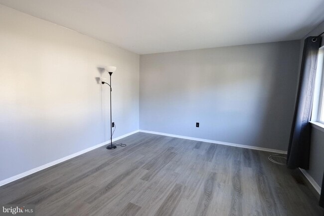 Building Photo - 207 Coville Dr