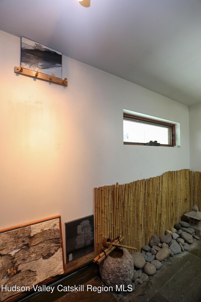 Building Photo - 10 Fitzsimmons Ln