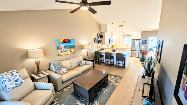 Building Photo - Seasonal/short term 2/2 vacation condo close to Anna Maria