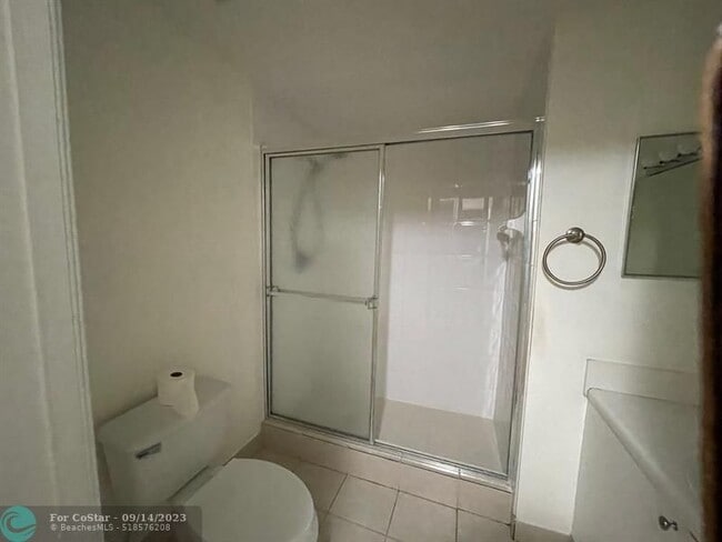 Building Photo - 8010 N Nob Hill Rd