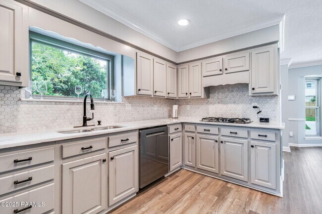 Building Photo - 206 Country Club Dr