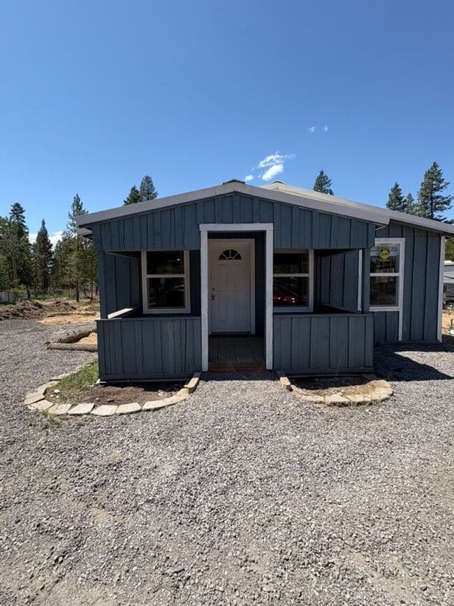 Building Photo - Freshly Remodeled 2 Bedroom Home