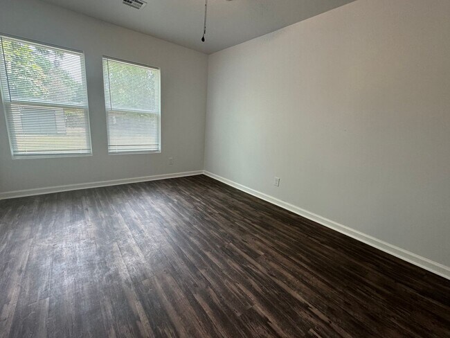 Building Photo - Gorgeous 3 bedroom 2 bathroom home