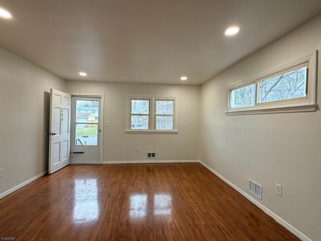 Building Photo - 260 Everett Rd