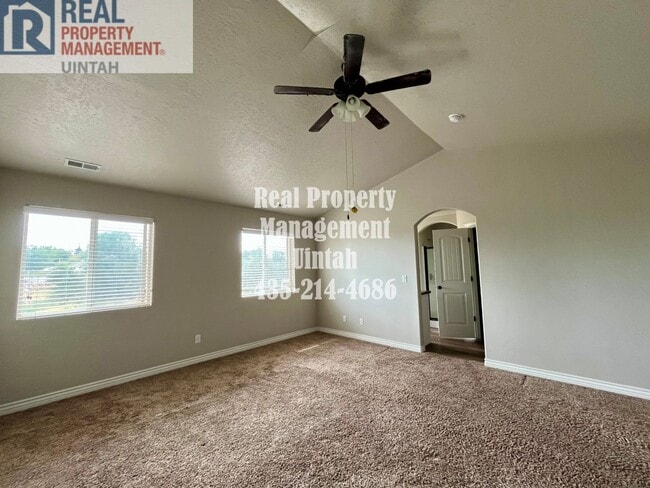 Building Photo - 3 bed 2.5 bath townhome in Fox Run