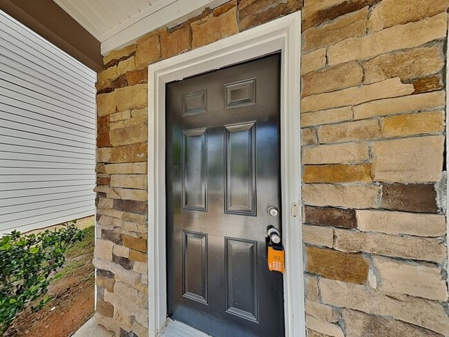 Building Photo - Lovely 3 Bedroom 2.5 Bath Home located in ...