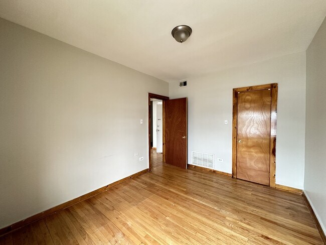Building Photo - 6710 S Claremont Ave