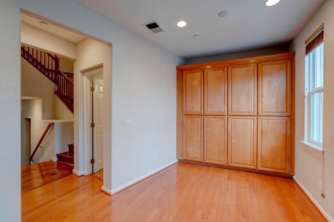 Building Photo - EXQUISITELY LOCATED TOWNHOME PRIVATE SETTING | MANY UPGRADES