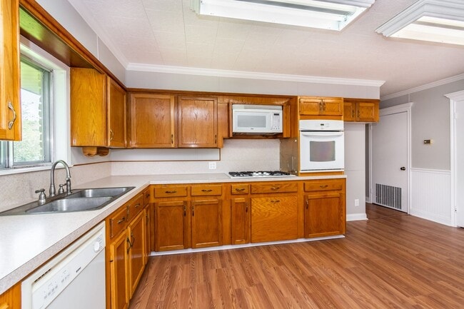 Building Photo - Large 4Bed/2Bath House on Beautiful Lot