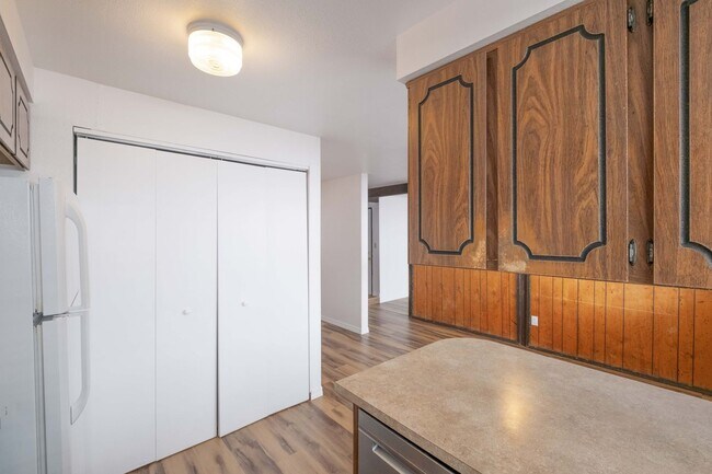 Building Photo - Beautiful 4 Bed, 2 Bath Townhouse with Lots of Closet Space and Laundry In Unit!