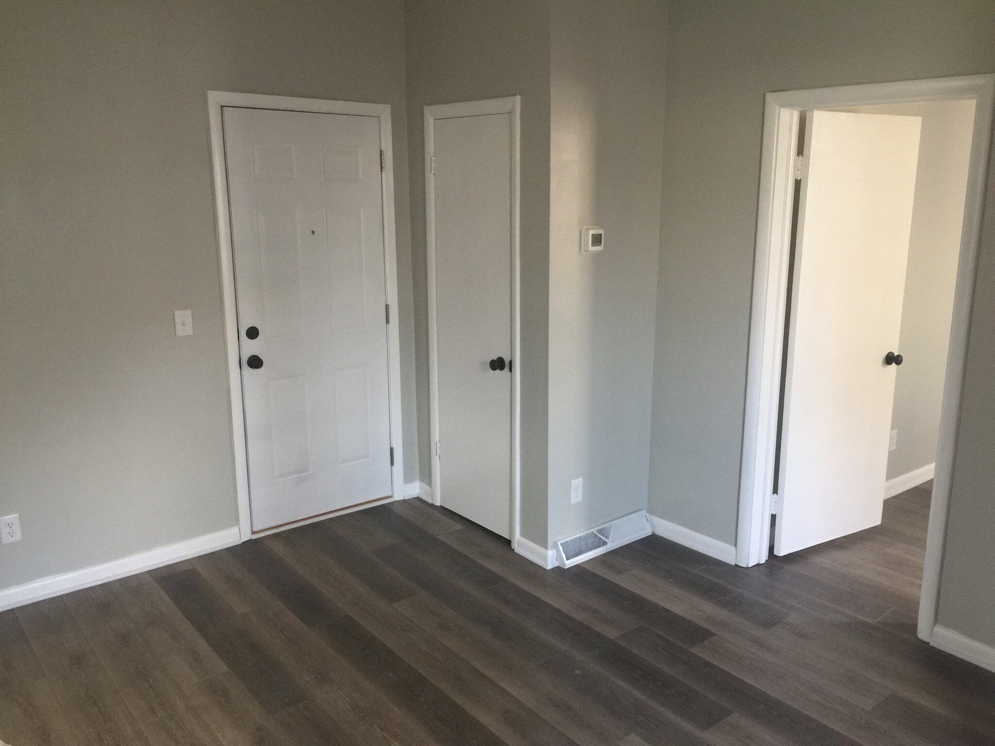 Living - 614 Forest St