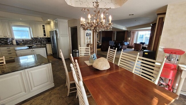 Building Photo - 104 S Avolyn Ave