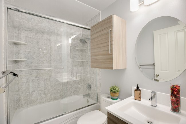 Guest bathroom - 18270 NE 97th Way