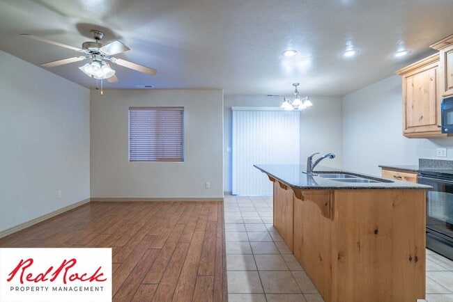 Building Photo - Beautiful 3 bedroom, 2.5 bathroom Townhome...
