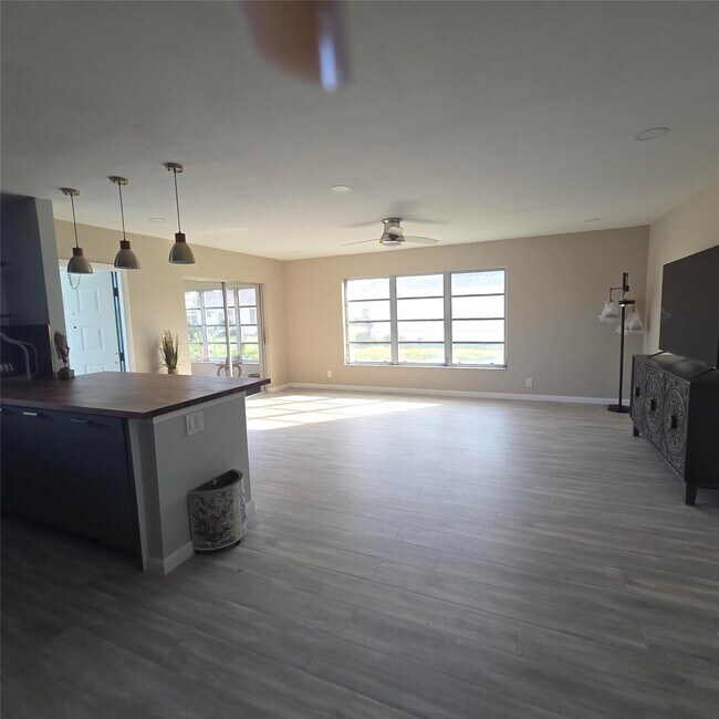 Building Photo - 5385 Lakefront Blvd