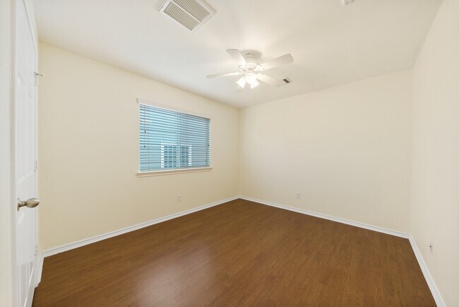 Building Photo - 10711 Buck Park