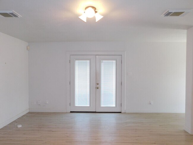 Building Photo - Creekside