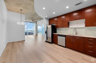 Building Photo - 5925 Almeda Rd