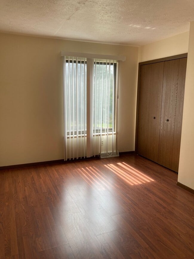 Building Photo - Condo for Rent Richmond Heights