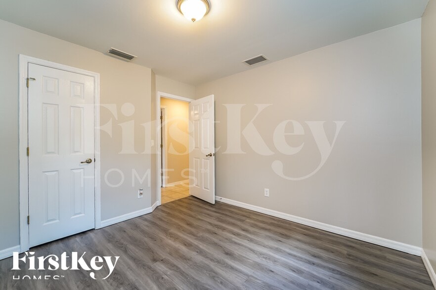 Building Photo - 1570 Waldorf Dr