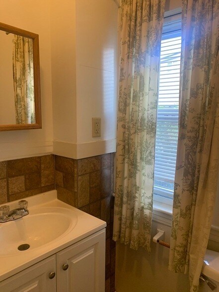 Building Photo - 107 Rutherford Ave