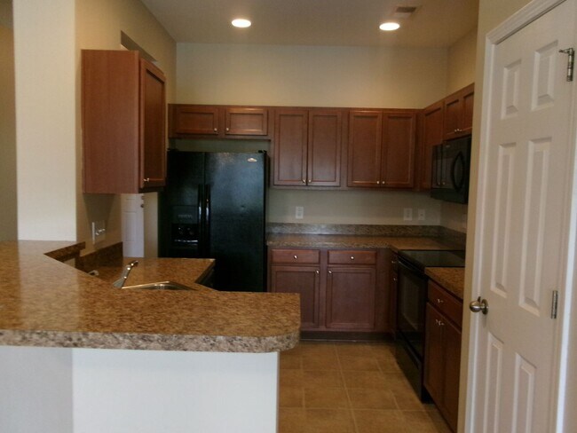 Building Photo - 3 bedroom, 3 bath townhome in Kiskadee Parke