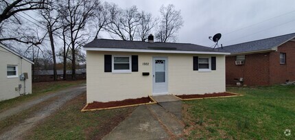 Building Photo - 2 Bedroom House