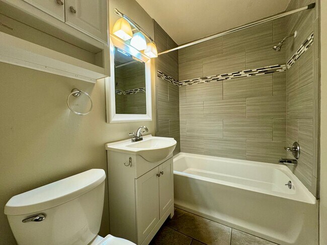 Building Photo - 2 Bedroom 1 Bathroom House