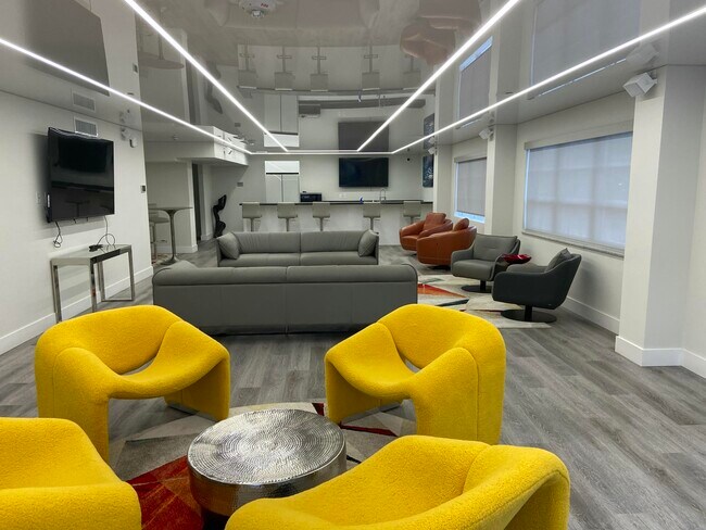 Building Photo - 340 Sunset Dr