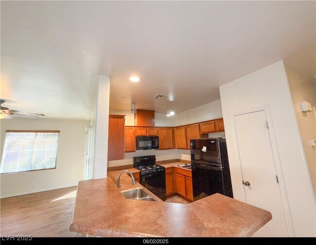 Building Photo - 6868 Sky Pointe Dr