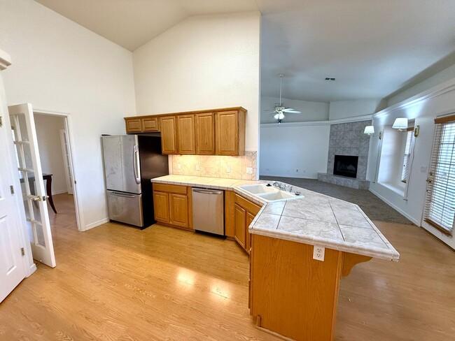 Building Photo - Spacious 3 Bedroom Home in Kingman Foothil...