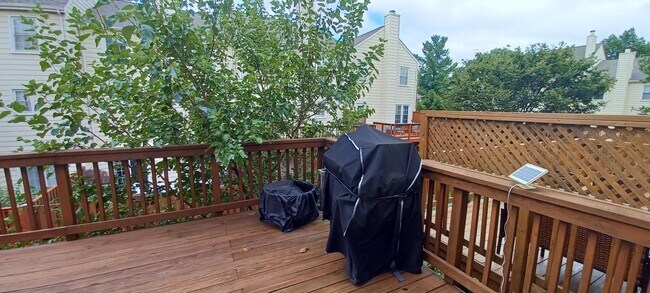 Building Photo - Luxurious And Spacious 3 Bed 2 Bath Brick ...