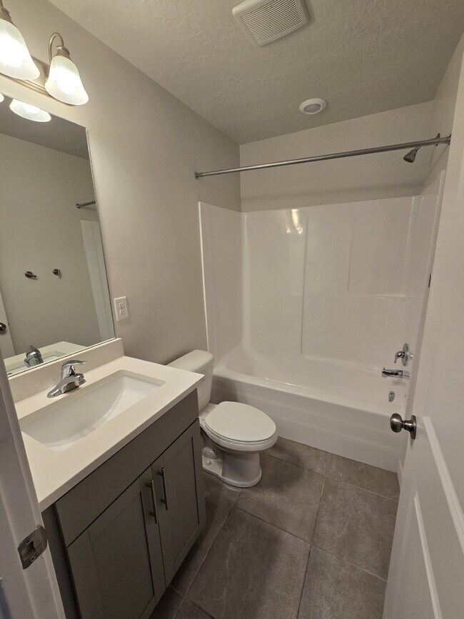 Building Photo - "Chic 3-Bed Townhouse with Pool Access in Bluffdale!"