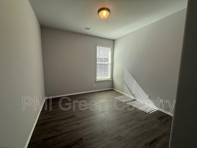 Building Photo - 7427 S Walnut Ave