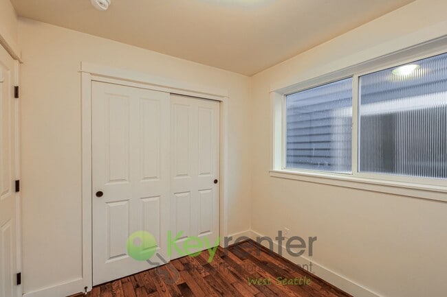 Building Photo - Modern Comfort Meets Urban Living in Seattle