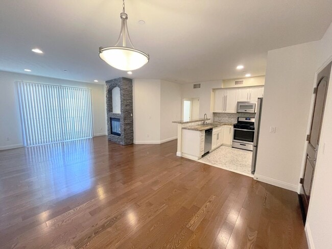 Building Photo - Studio City living at a great price. 3bd/2ba condo, dual parking, water/trash included!