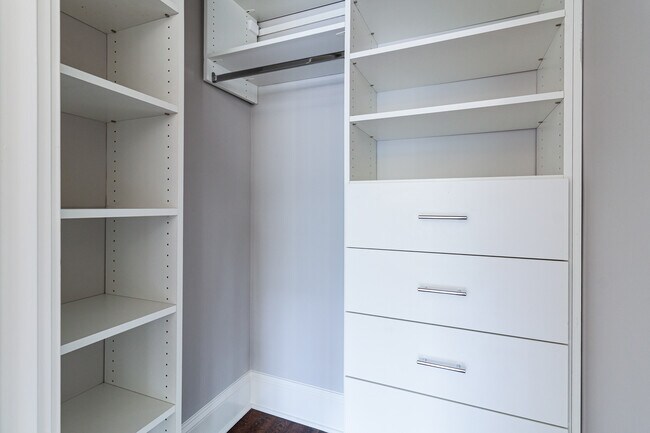 Building Photo - 827 W Lakeside Pl