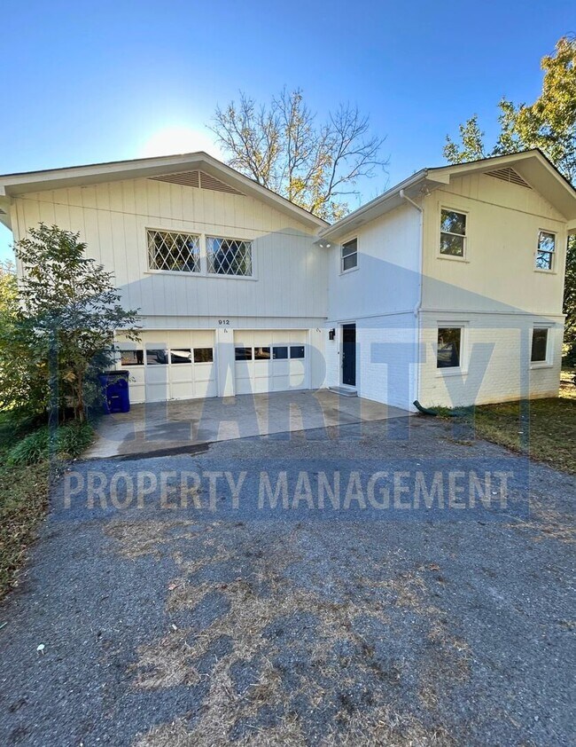 Building Photo - Charming two story home with garage and large yard!