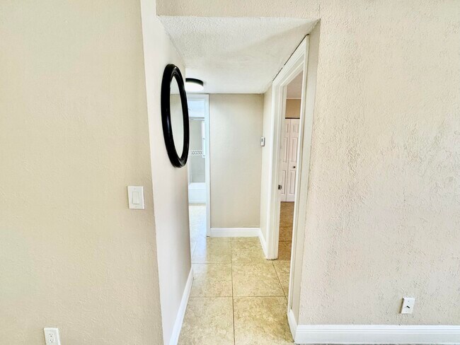 Building Photo - 10008 Twin Lakes Dr