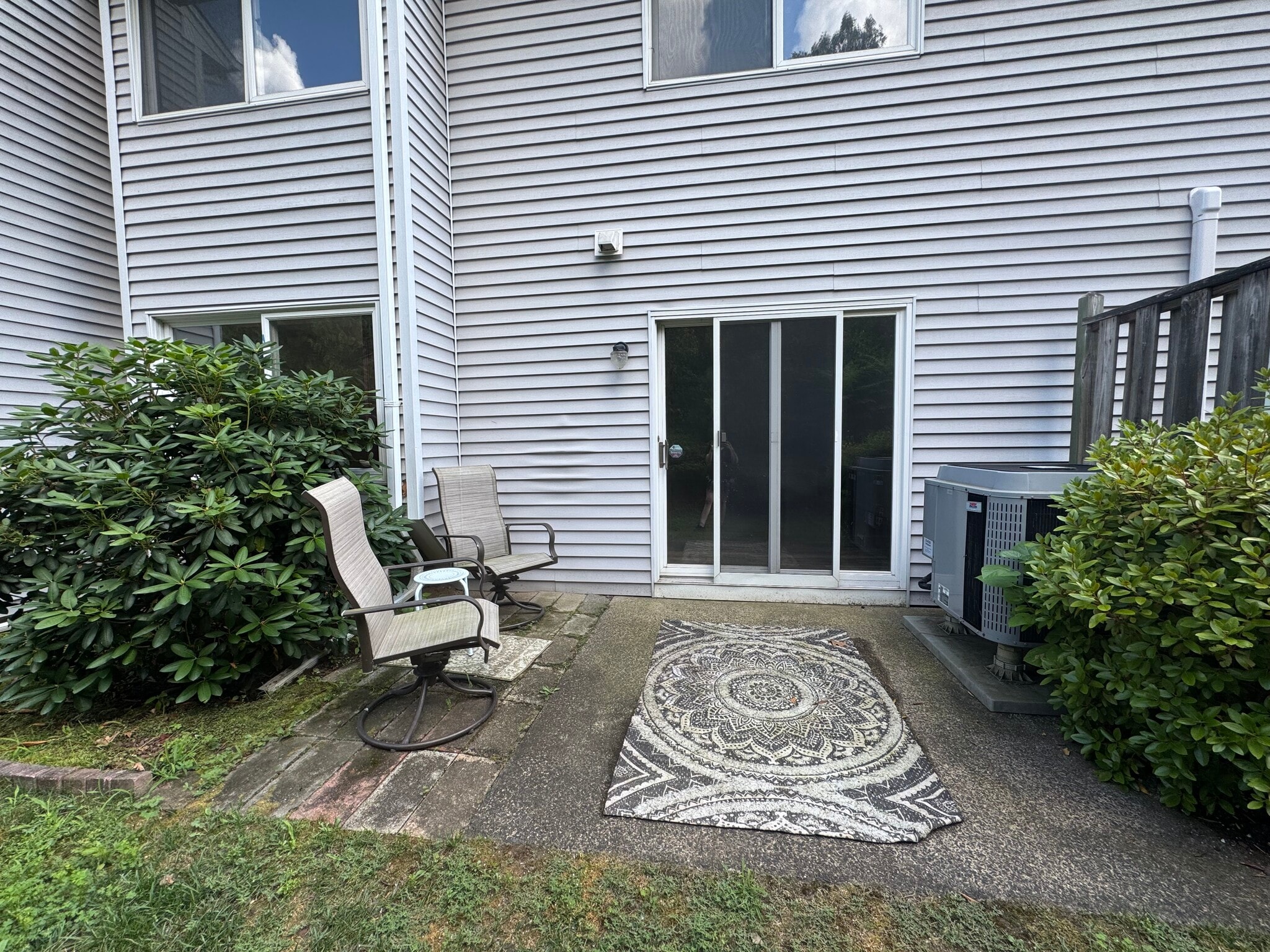 Patio with privacy screen - 705 Lake Ave