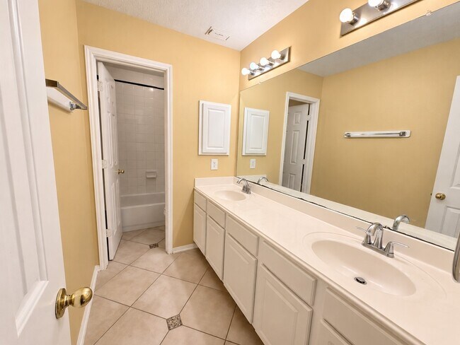 Building Photo - 2610 Parkbriar Ln
