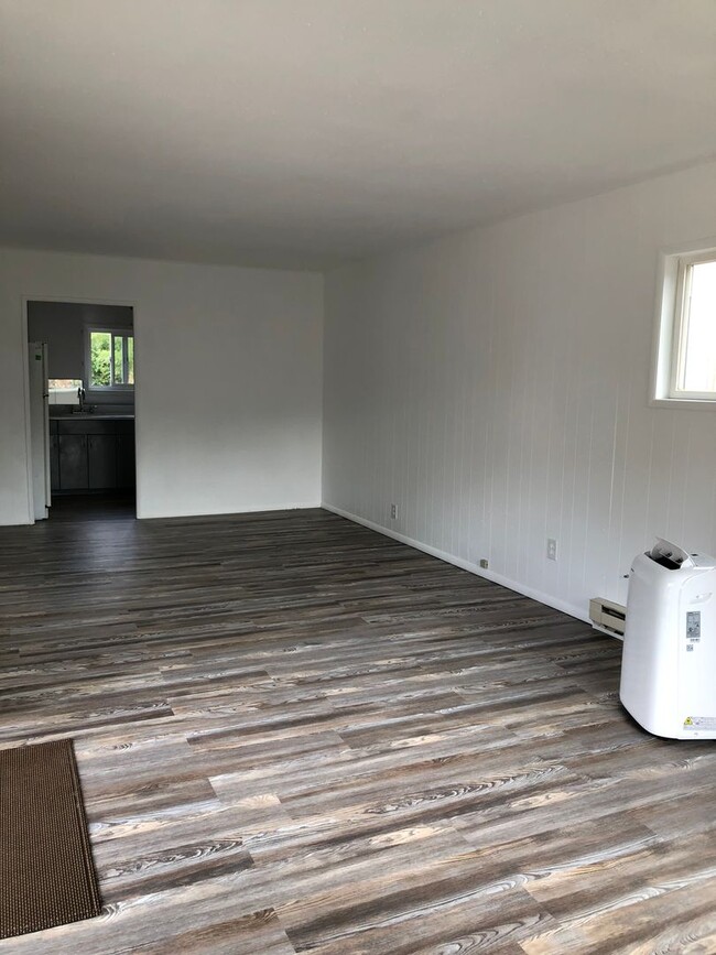 Building Photo - Recently Updated 2 Bedroom 1 Bathroom with...