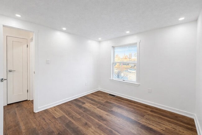 Building Photo - 87 Merseles St