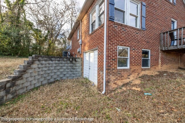 Building Photo - 1420 Amhurst St